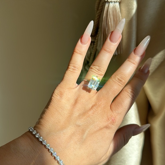 Emerald Cut Diamond Ring - Picture 5 of 9